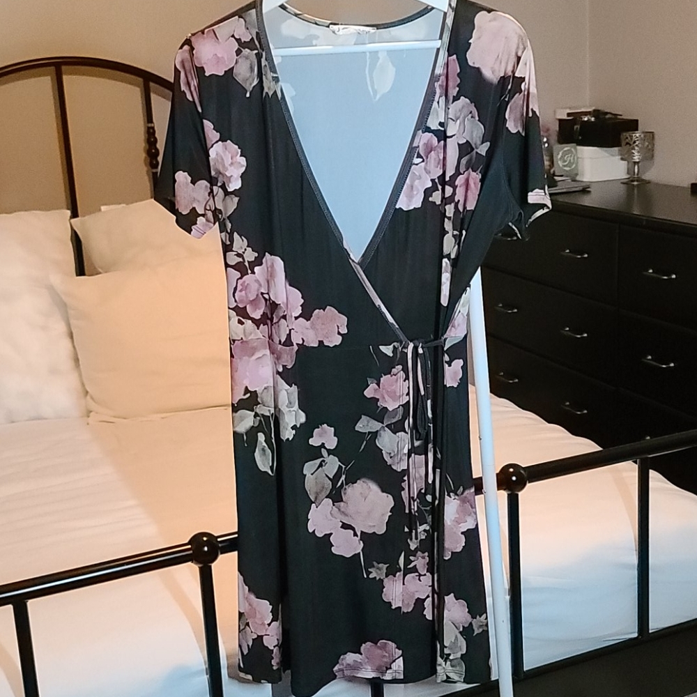 Dress - Picture 3 of 3